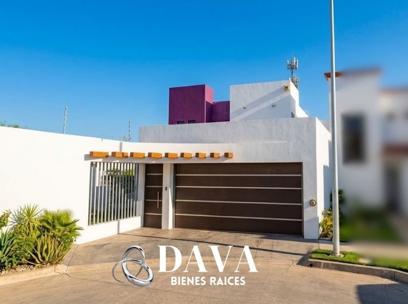 Casa Residencial Moderna en Fracc. Viñedos